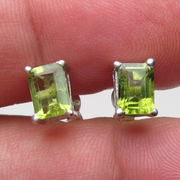 *925 Sterling Silver Genuine Peridot Earring Studs - Picture 1 of 5